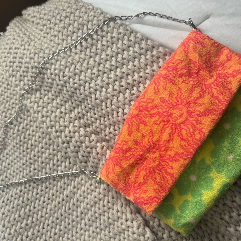 Reversible towel crossbody bag. Chain strap